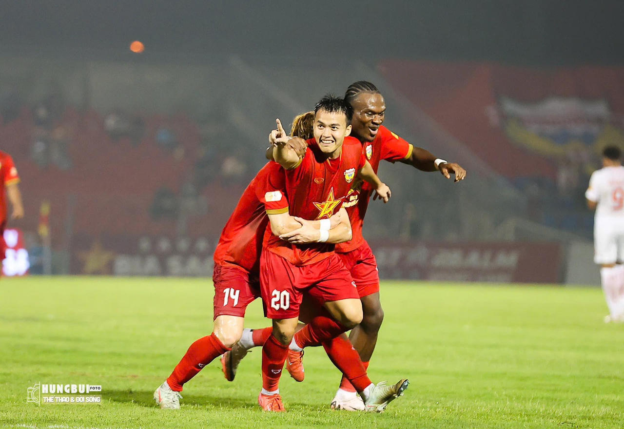 Vì sao khán giả thờ ơ bóng đá miền Trung?