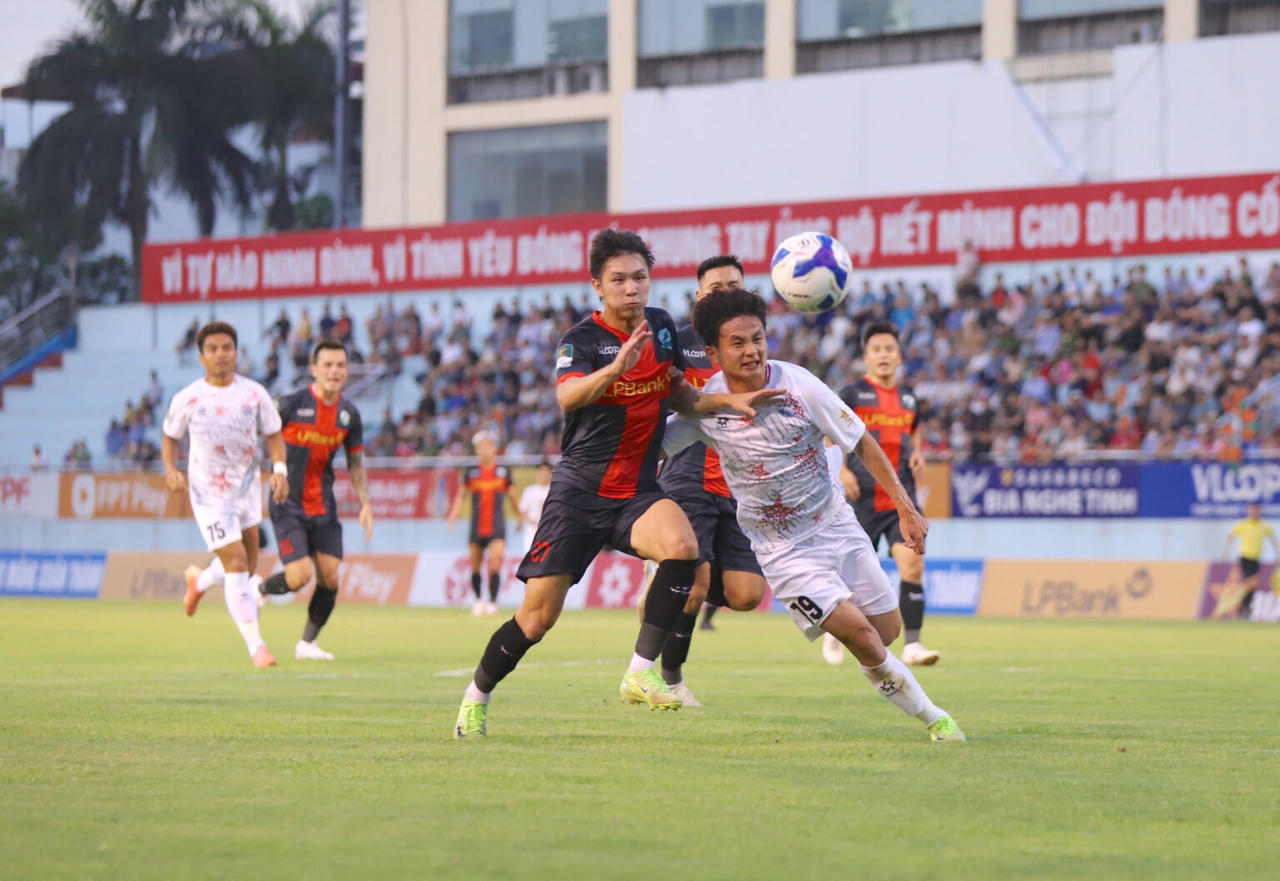 Cuộc đua lên hạng V.League