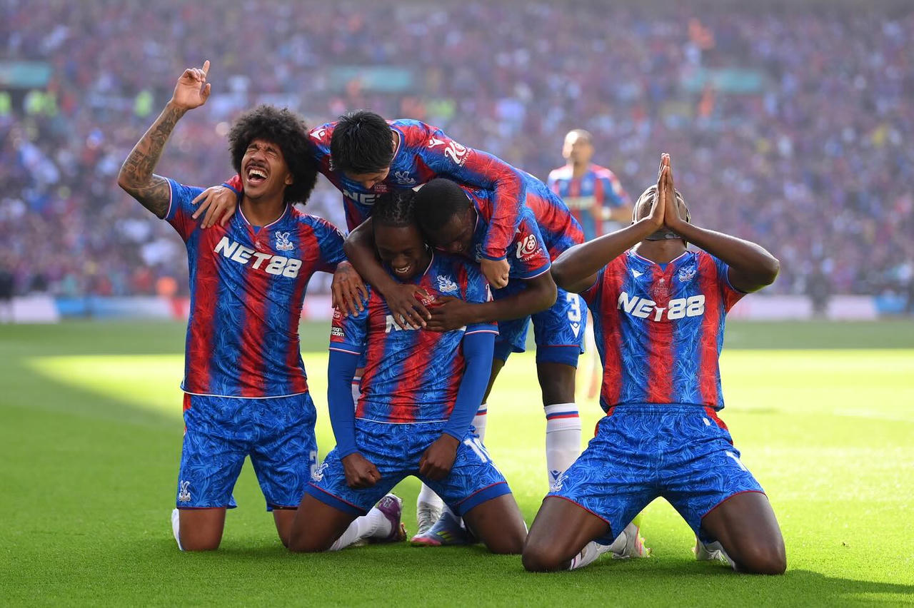 Màn ăn mừng 'ngạo nghễ' của Crystal Palace 