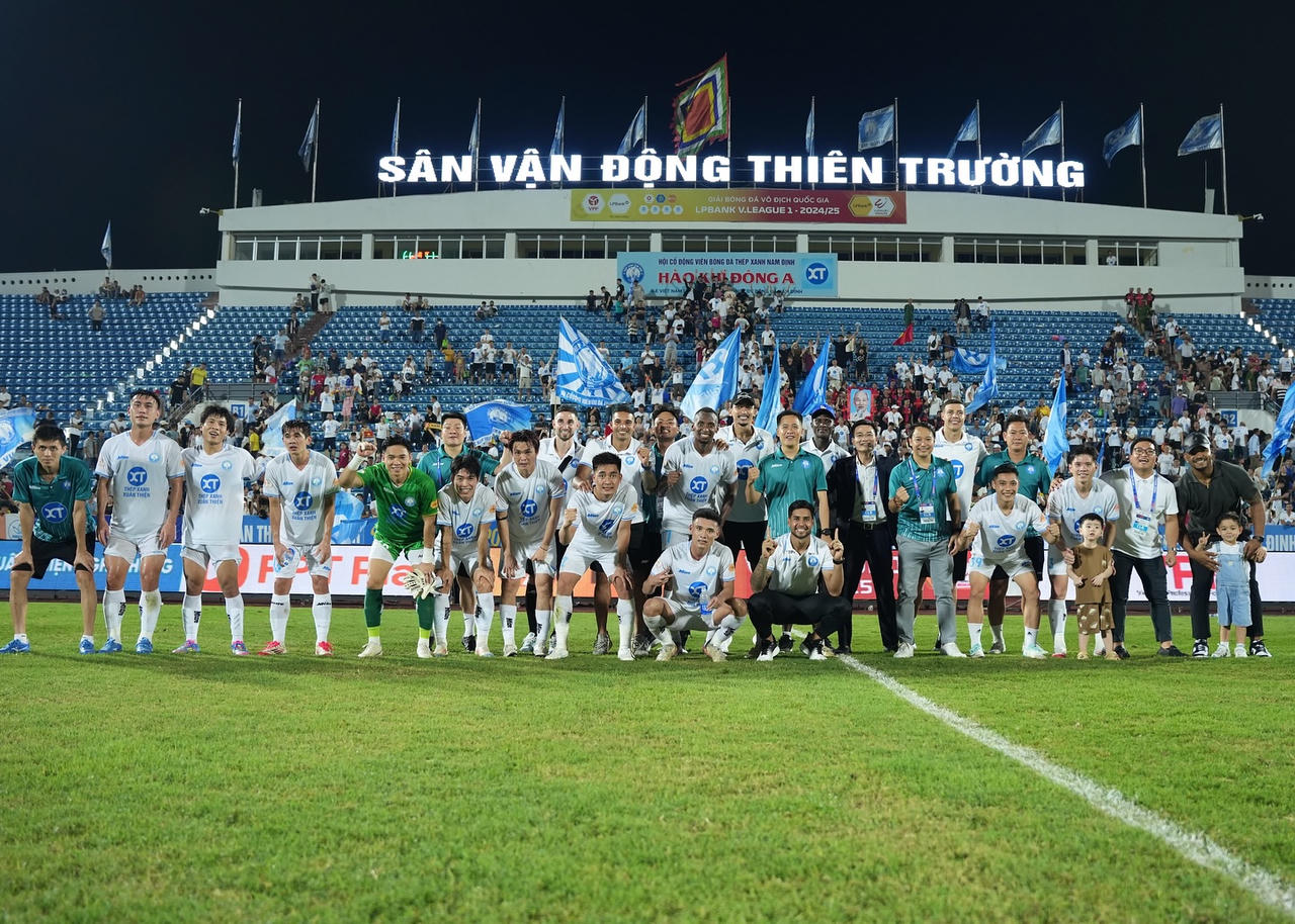 Sân Thiên Trường bùng nổ khán giả