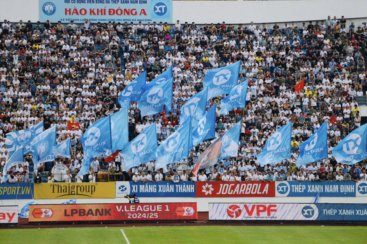 Sân Thiên Trường bùng nổ khán giả