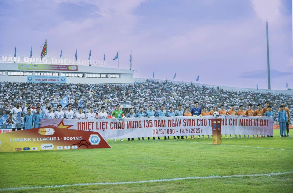 Sân Thiên Trường bùng nổ khán giả