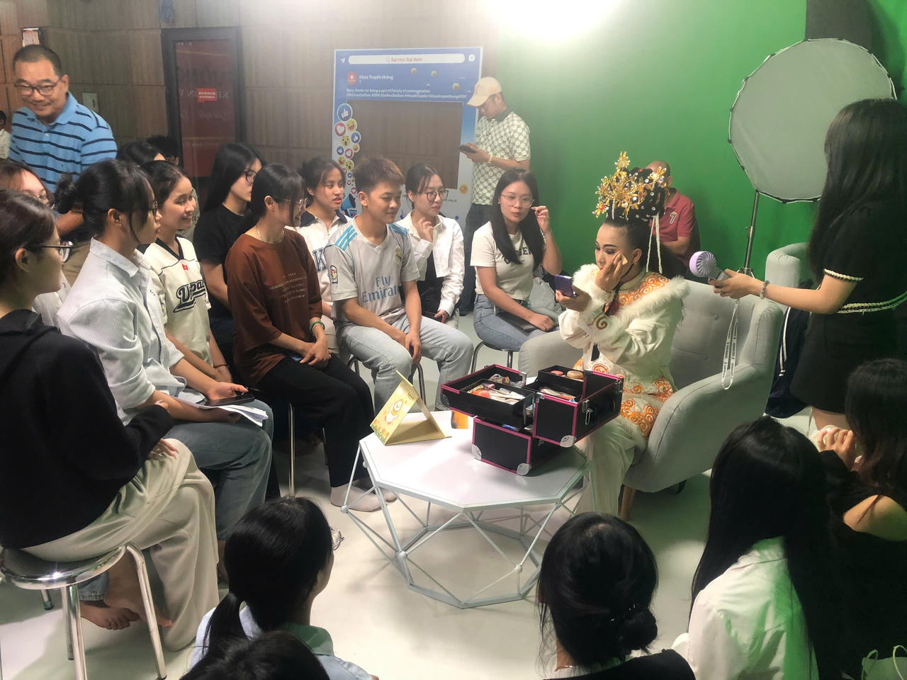 Tuồng sẽ đi về đâu nếu người trẻ không tiếp bước?