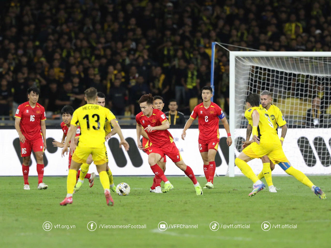 HLV Kim Sang Sik xin lỗi và hứa quyết tâm làm lại