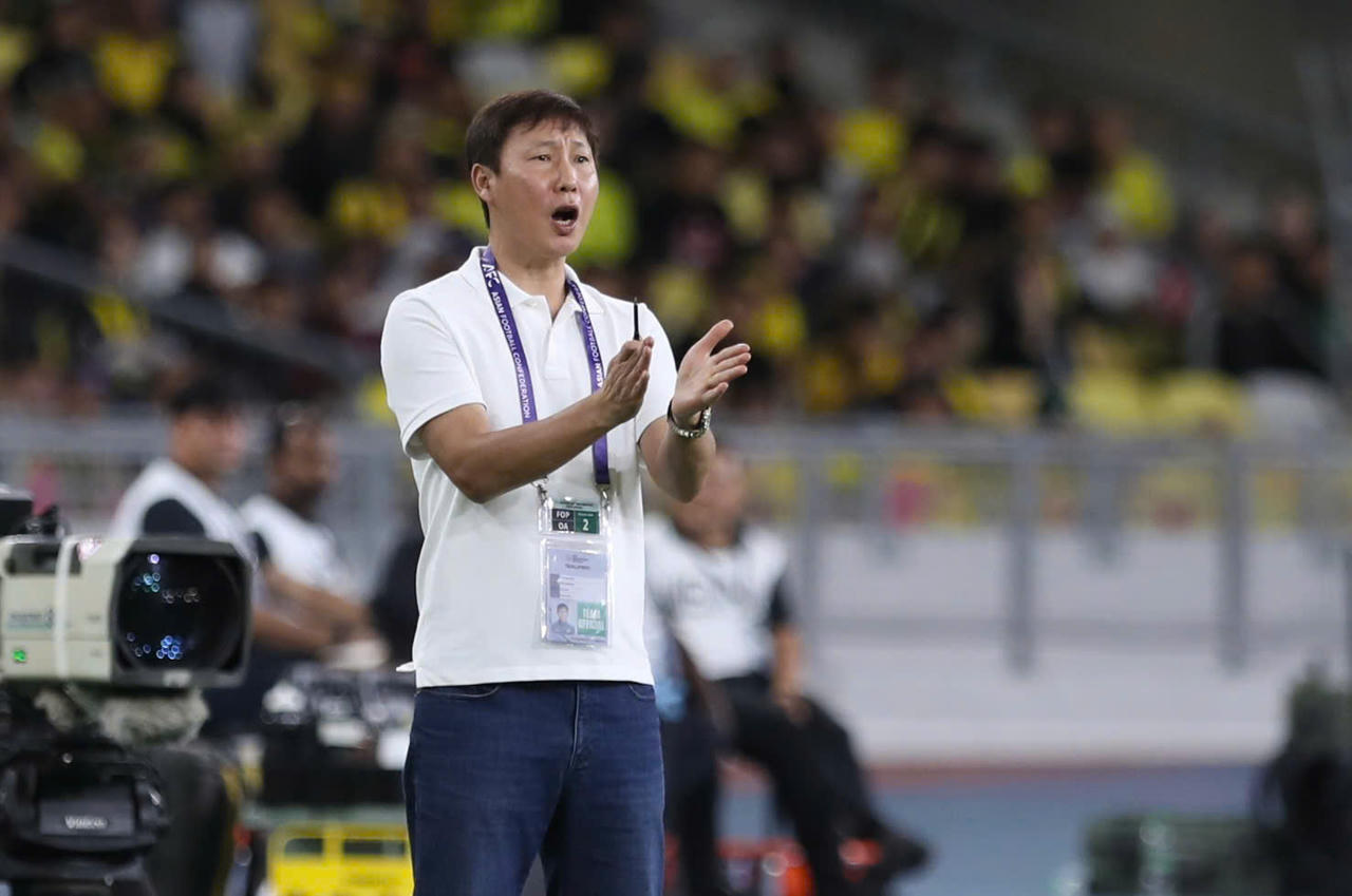 HLV Kim Sang Sik xin lỗi và hứa quyết tâm làm lại