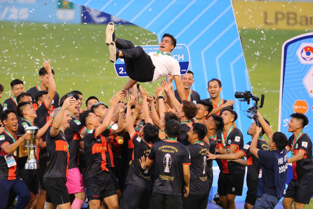 Phù Đổng Ninh Bình nâng cúp vô địch