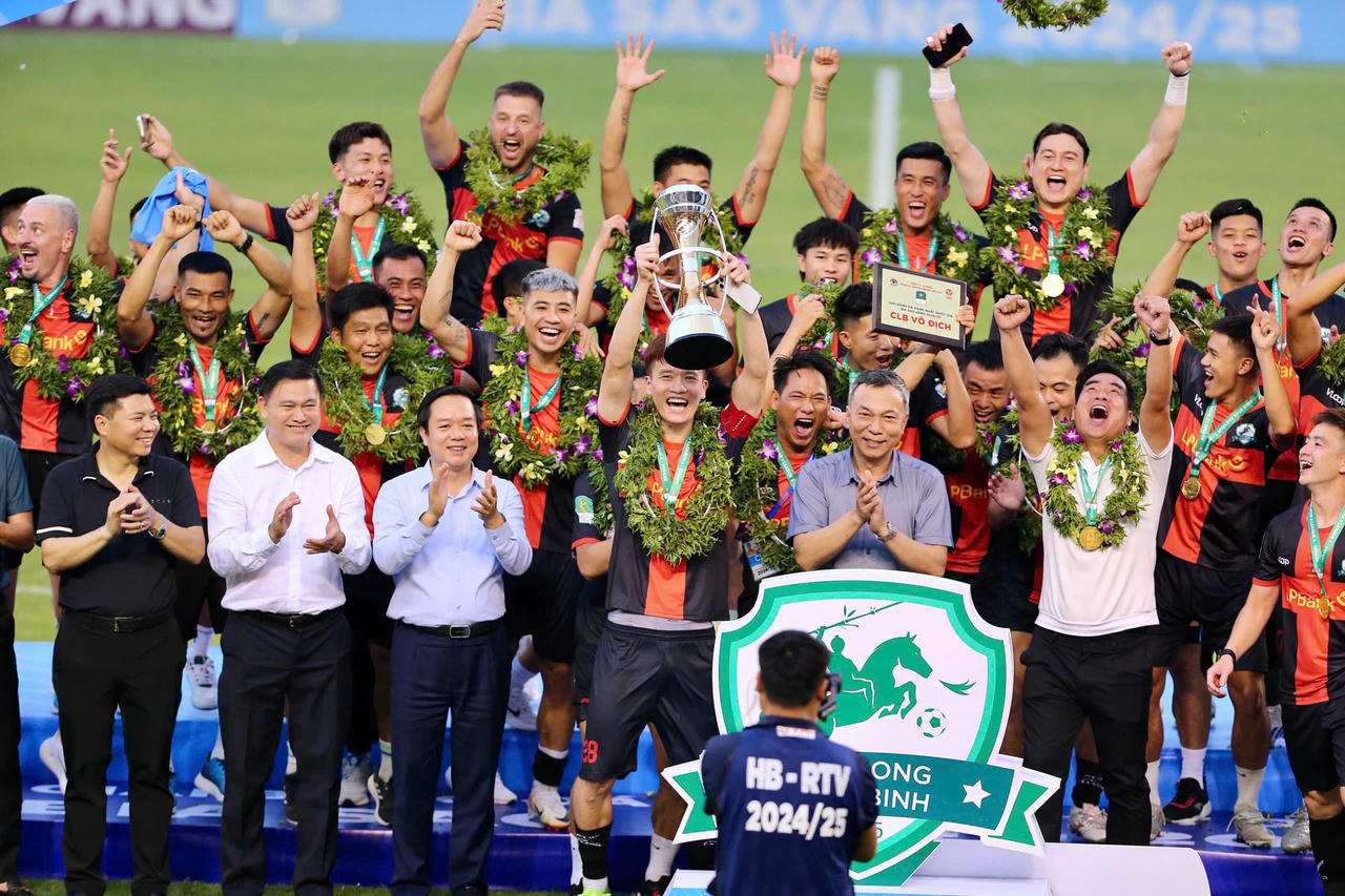 Phù Đổng Ninh Bình nâng cúp vô địch