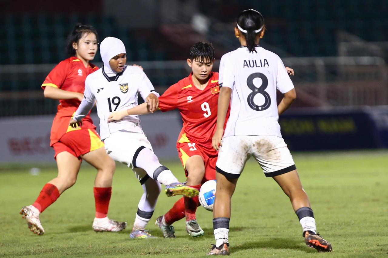 Thắng đậm nữ U19 Indonesia, U19 Việt Nam vào chung kết