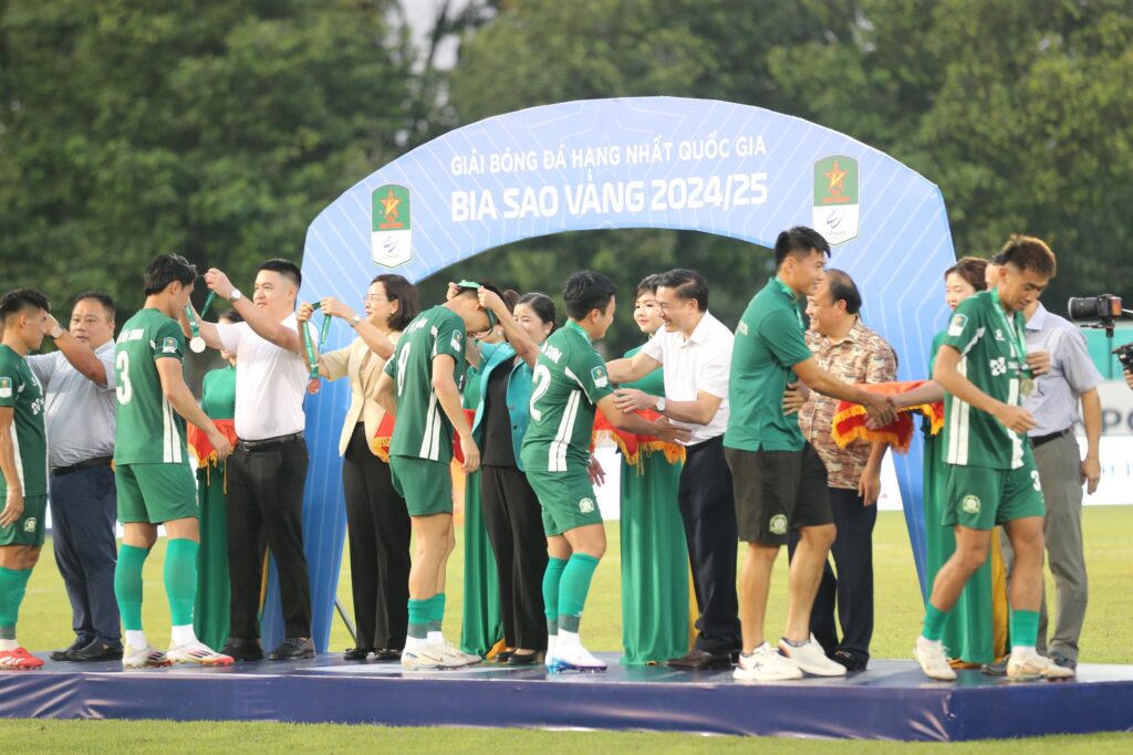 Đội bóng của Công Phượng có vé đá play-off