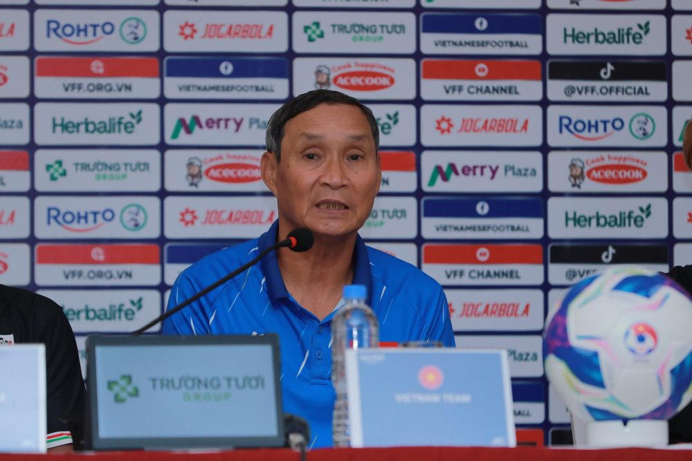 HLV Mai Đức Chung: 'Chúng tôi phải có vé dự vòng chung kết'