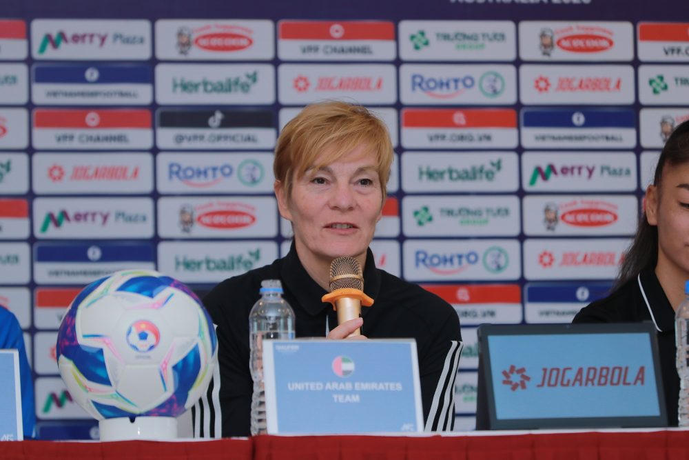 HLV Mai Đức Chung: 'Chúng tôi phải có vé dự vòng chung kết'