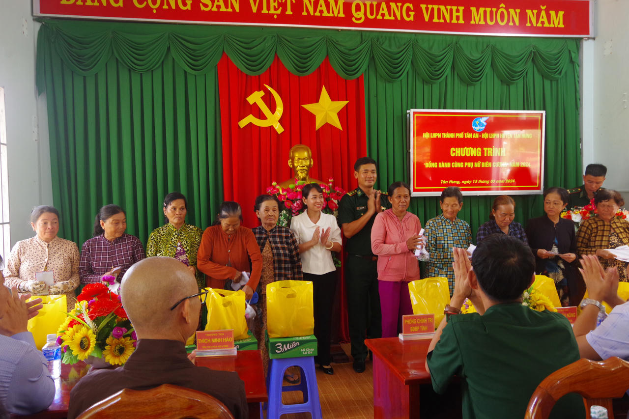 Biên phòng Long An tổ chức khám bệnh và cấp thuốc miễn phí cho bà con vùng biên giới