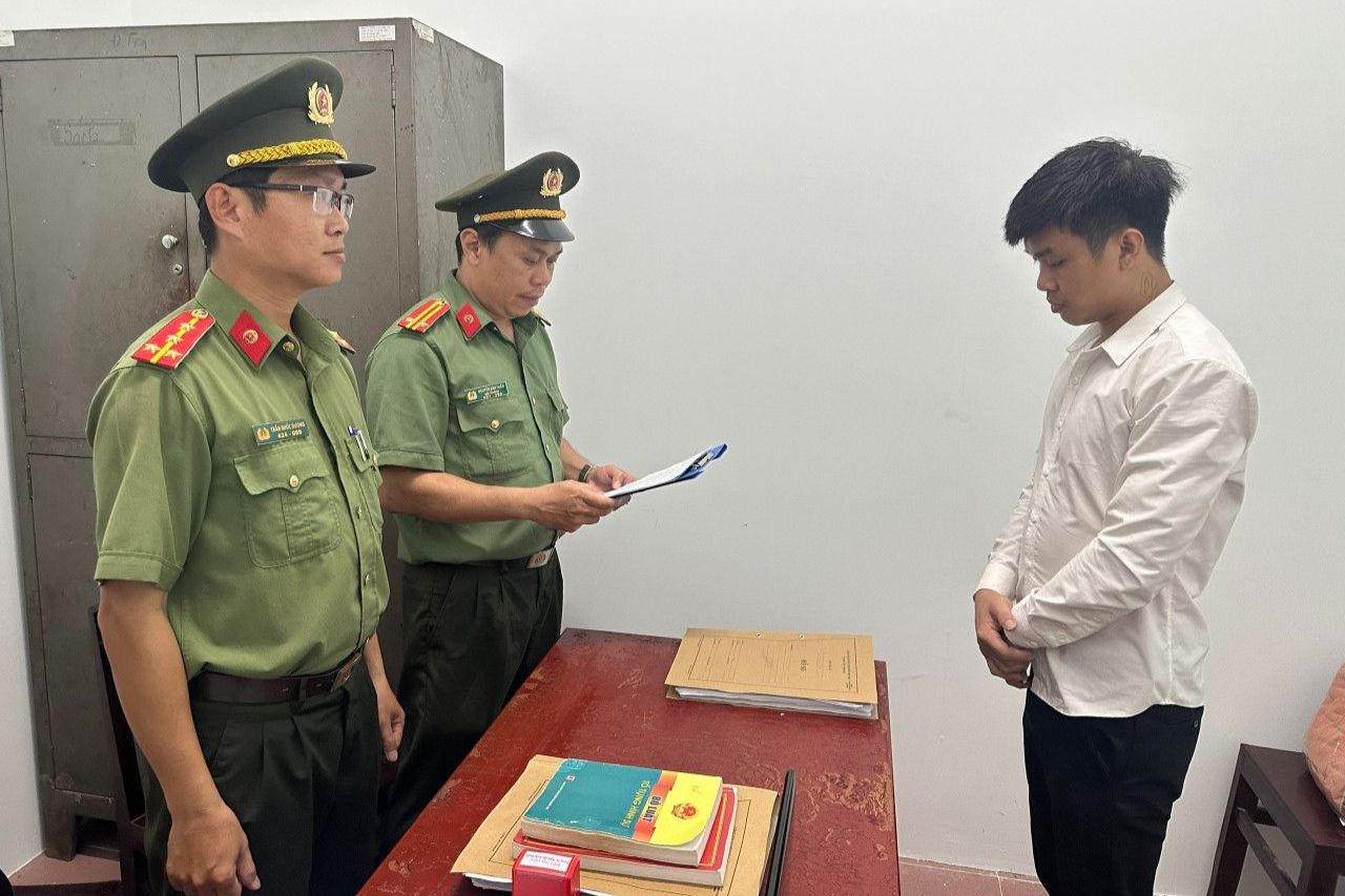 Khởi tố 5 đối tượng tàng trữ, lưu hành tiền giả