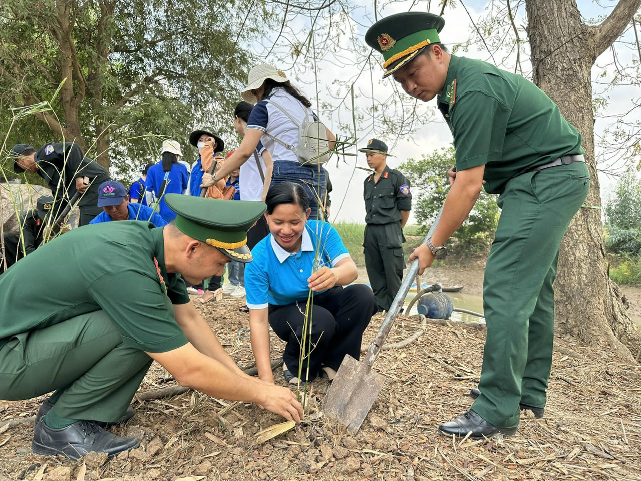 Hiệu quả từ mô hình “thắp sáng và lũy tre vùng biên giới”