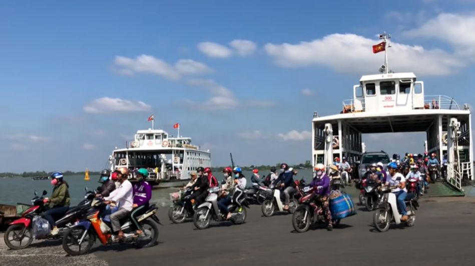 Tạm dừng lưu thông phà Đình Khao để thay phao nổi 