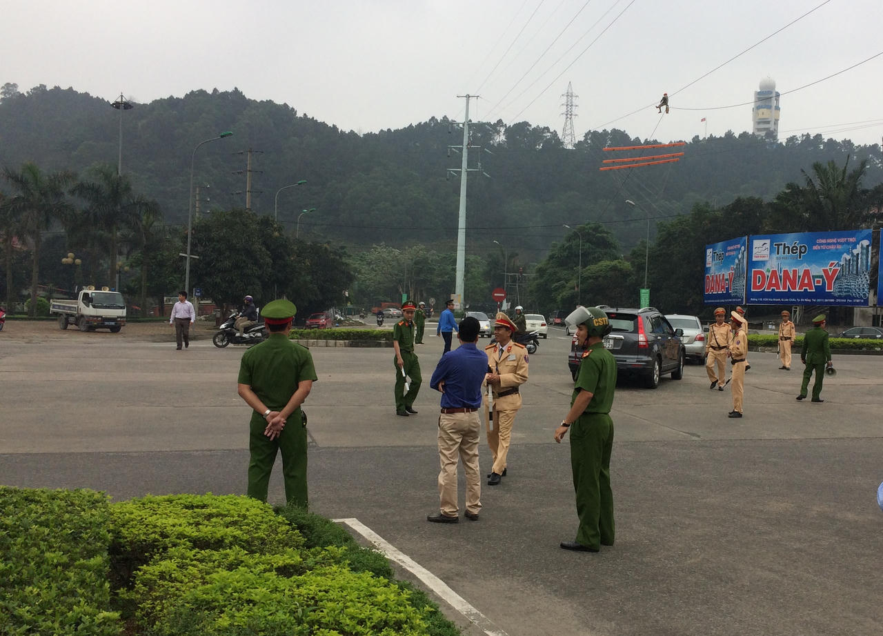 Cảnh bi hài ở trạm BOT Bến Thủy: Chặn xe, đếm tiền lẻ thu phí