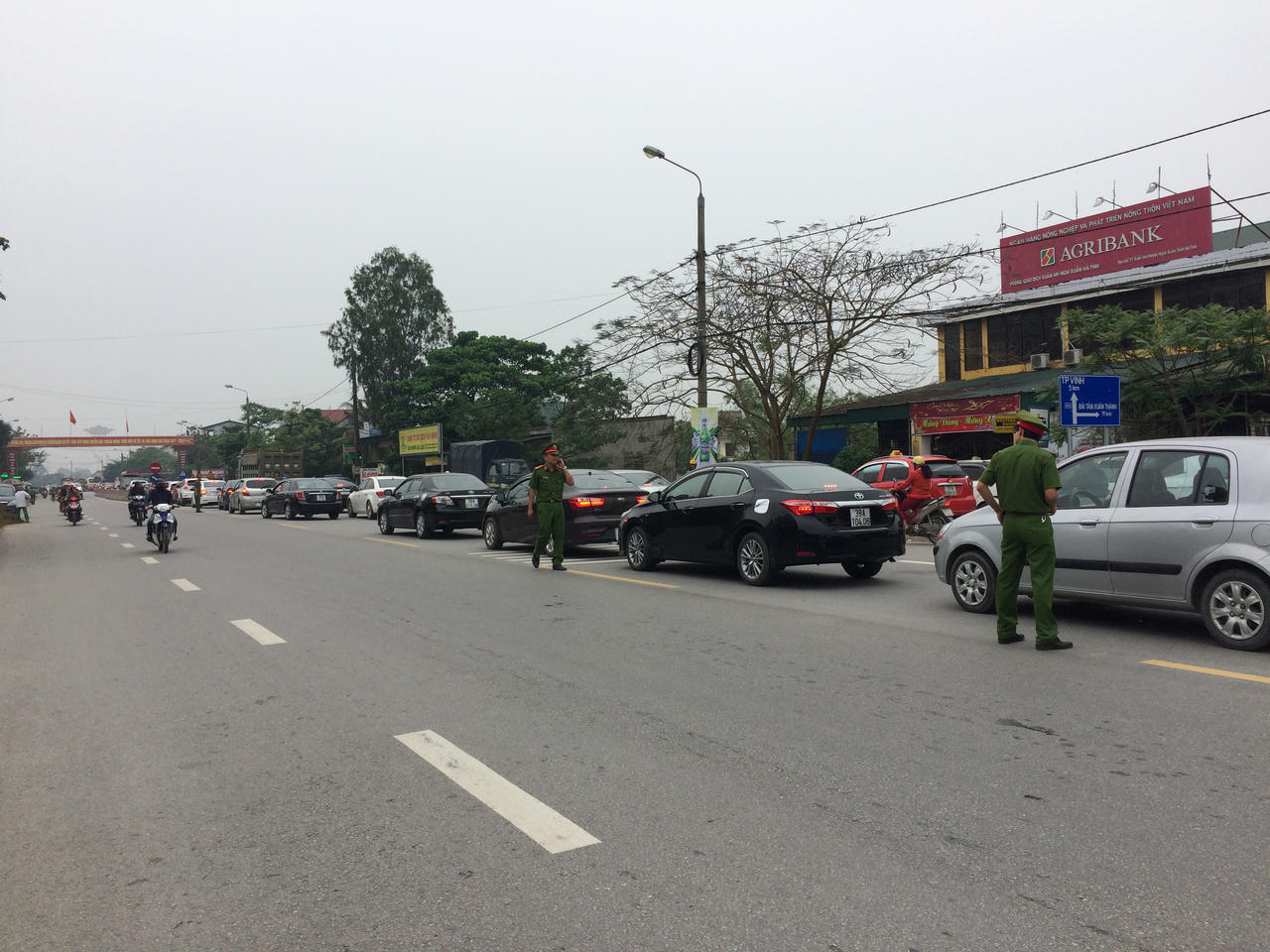 Cảnh bi hài ở trạm BOT Bến Thủy: Chặn xe, đếm tiền lẻ thu phí