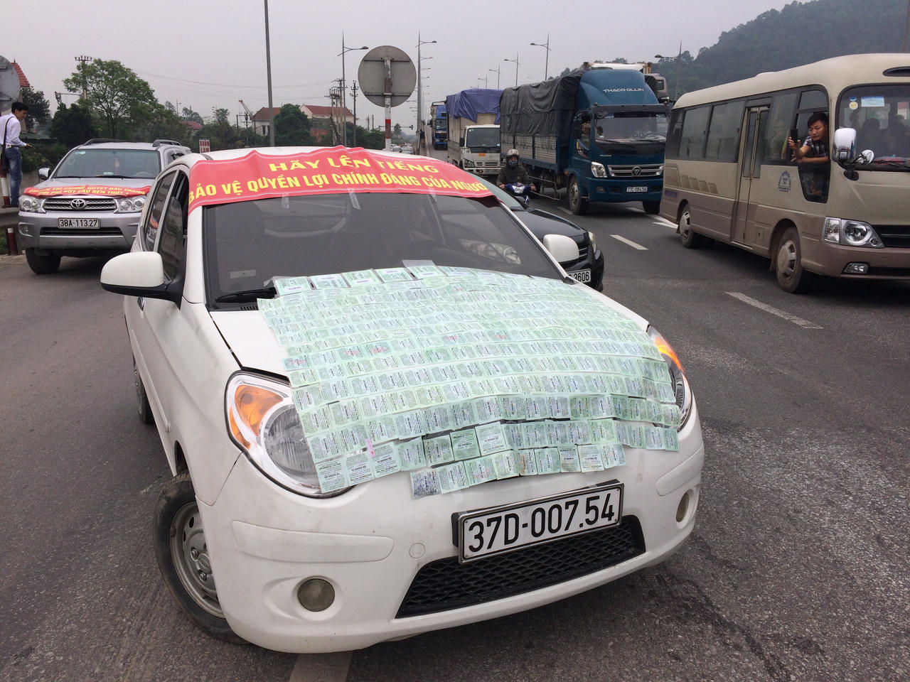 Cảnh bi hài ở trạm BOT Bến Thủy: Chặn xe, đếm tiền lẻ thu phí