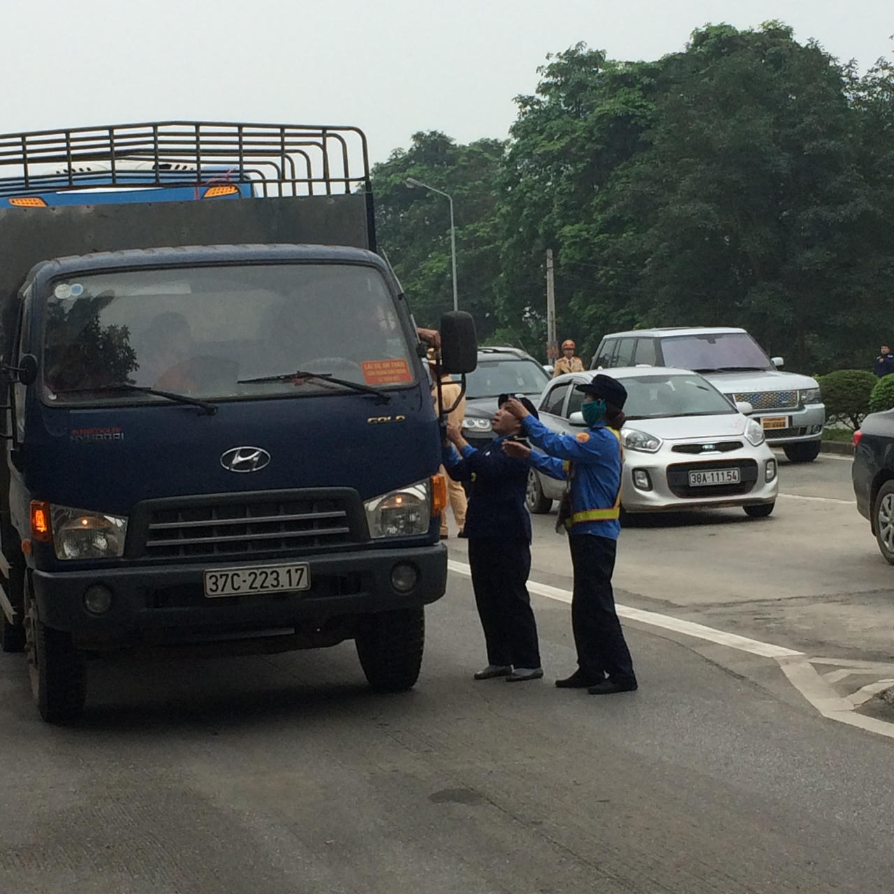 Cảnh bi hài ở trạm BOT Bến Thủy: Chặn xe, đếm tiền lẻ thu phí
