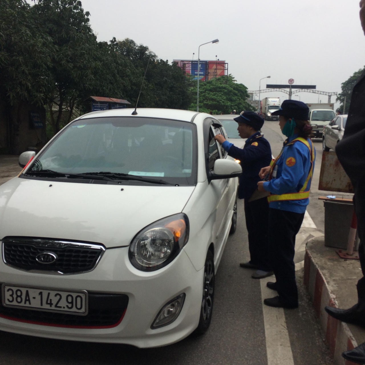 Cảnh bi hài ở trạm BOT Bến Thủy: Chặn xe, đếm tiền lẻ thu phí