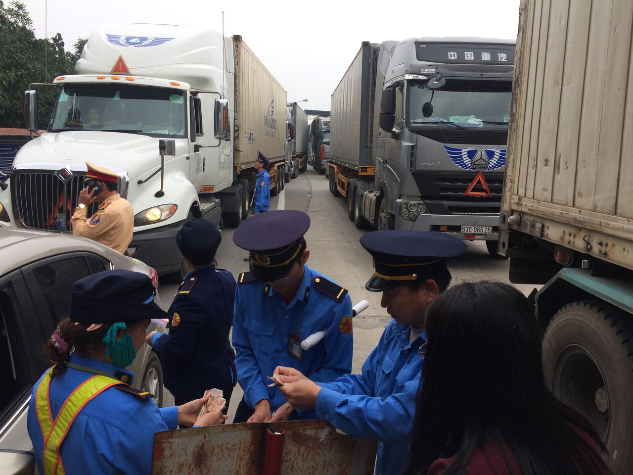 Cảnh bi hài ở trạm BOT Bến Thủy: Chặn xe, đếm tiền lẻ thu phí