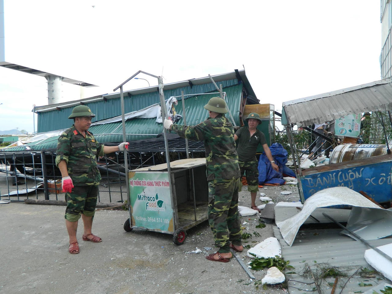 Công an, Bộ đội giúp dân khắc hậu quả cơn bão số 10