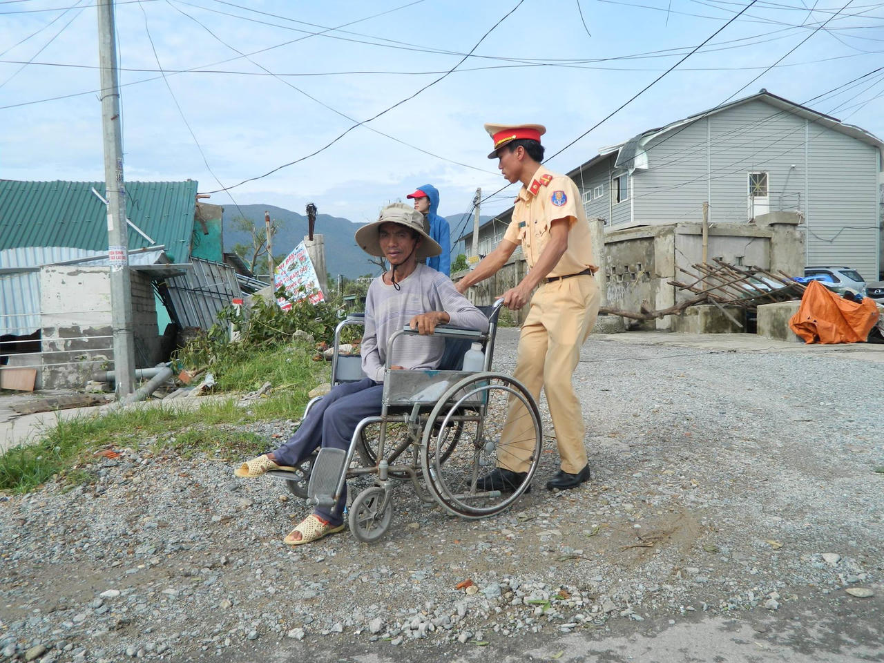 Công an, Bộ đội giúp dân khắc hậu quả cơn bão số 10