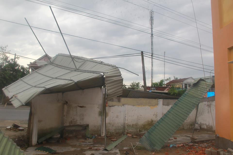 Công an, Bộ đội giúp dân khắc hậu quả cơn bão số 10