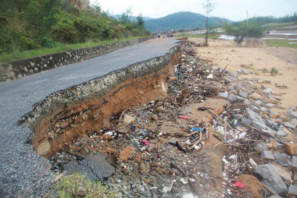 Công an, Bộ đội giúp dân khắc hậu quả cơn bão số 10