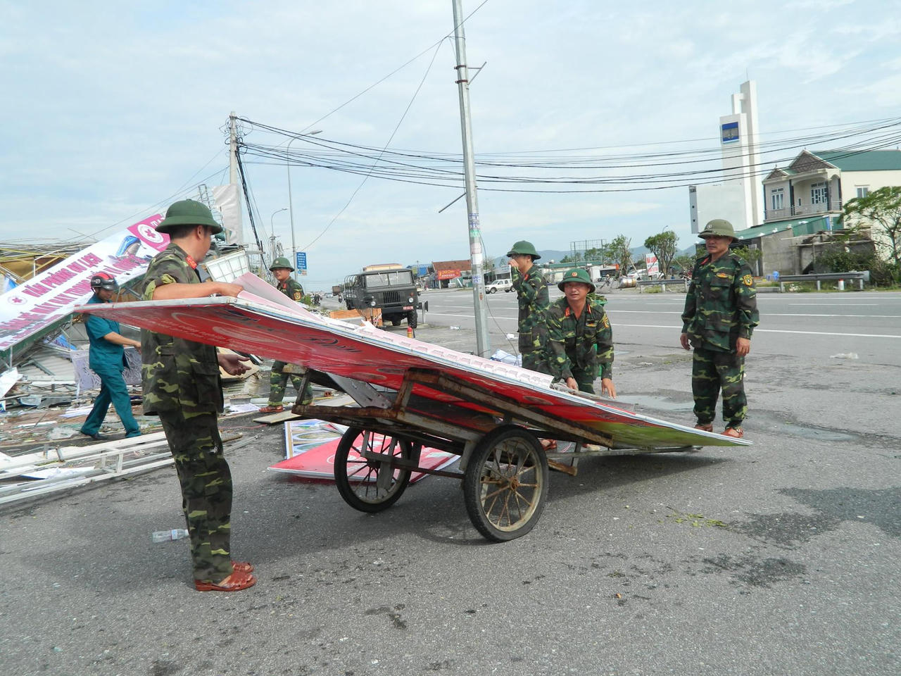 Công an, Bộ đội giúp dân khắc hậu quả cơn bão số 10