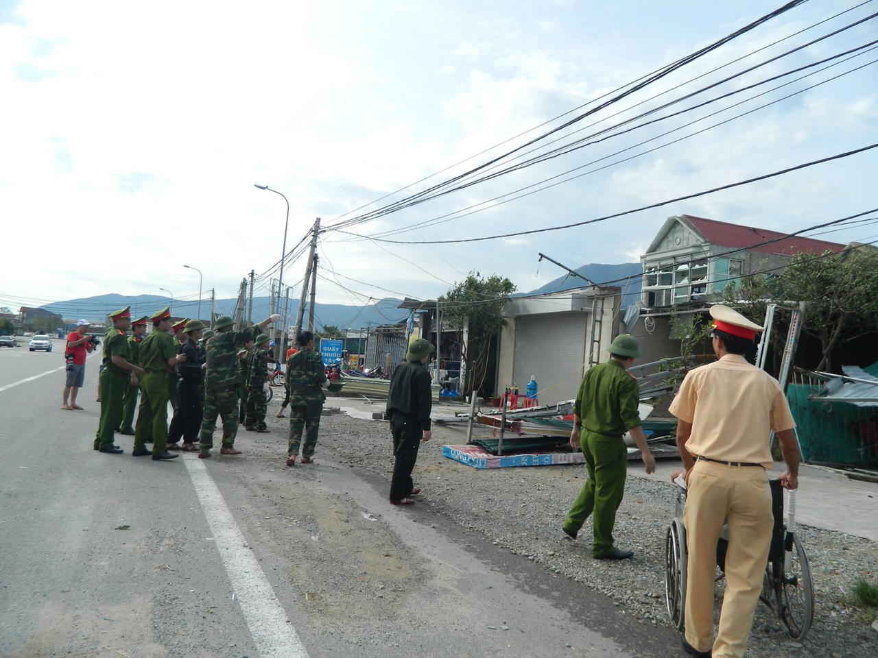 Công an, Bộ đội giúp dân khắc hậu quả cơn bão số 10