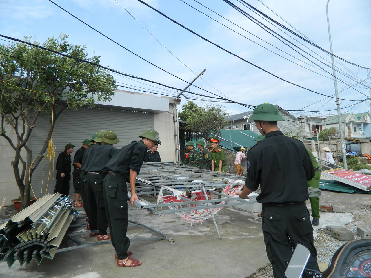 Công an, Bộ đội giúp dân khắc hậu quả cơn bão số 10