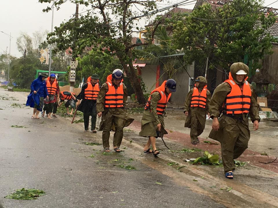 Công an, Bộ đội giúp dân khắc hậu quả cơn bão số 10