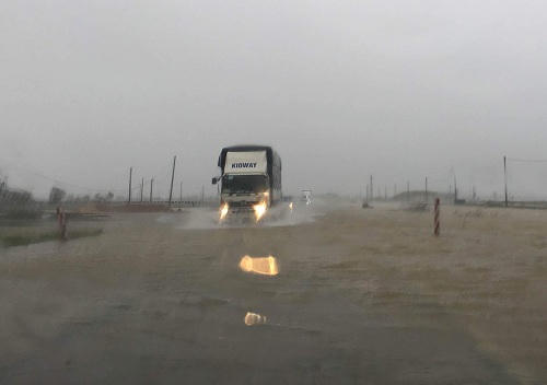 Nhật ký cảnh sát 'cứu' xe trú bão tại hầm Đèo Ngang