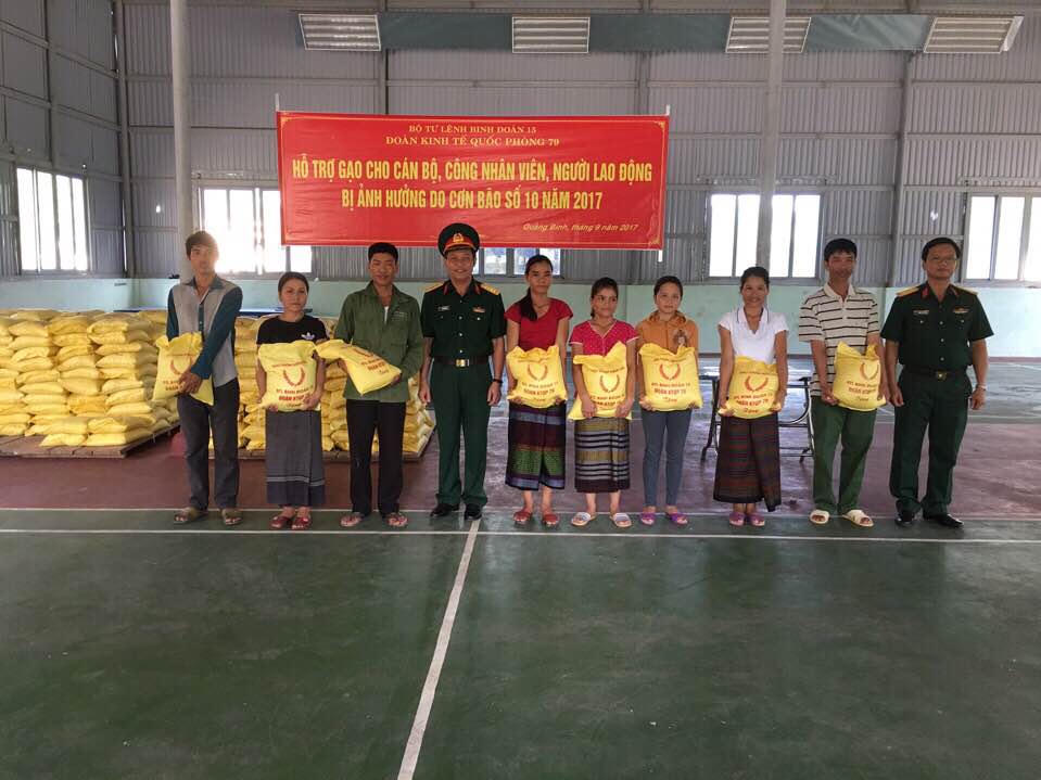 Đoàn Kinh tế Quốc Phòng 79 hỗ trợ 'đất lũ' Lệ Thủy