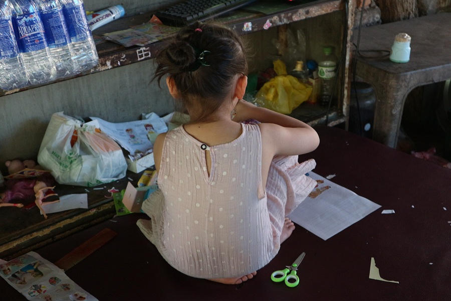 Bé gái bị trường mầm non đuổi học vì “thiếu học phí“