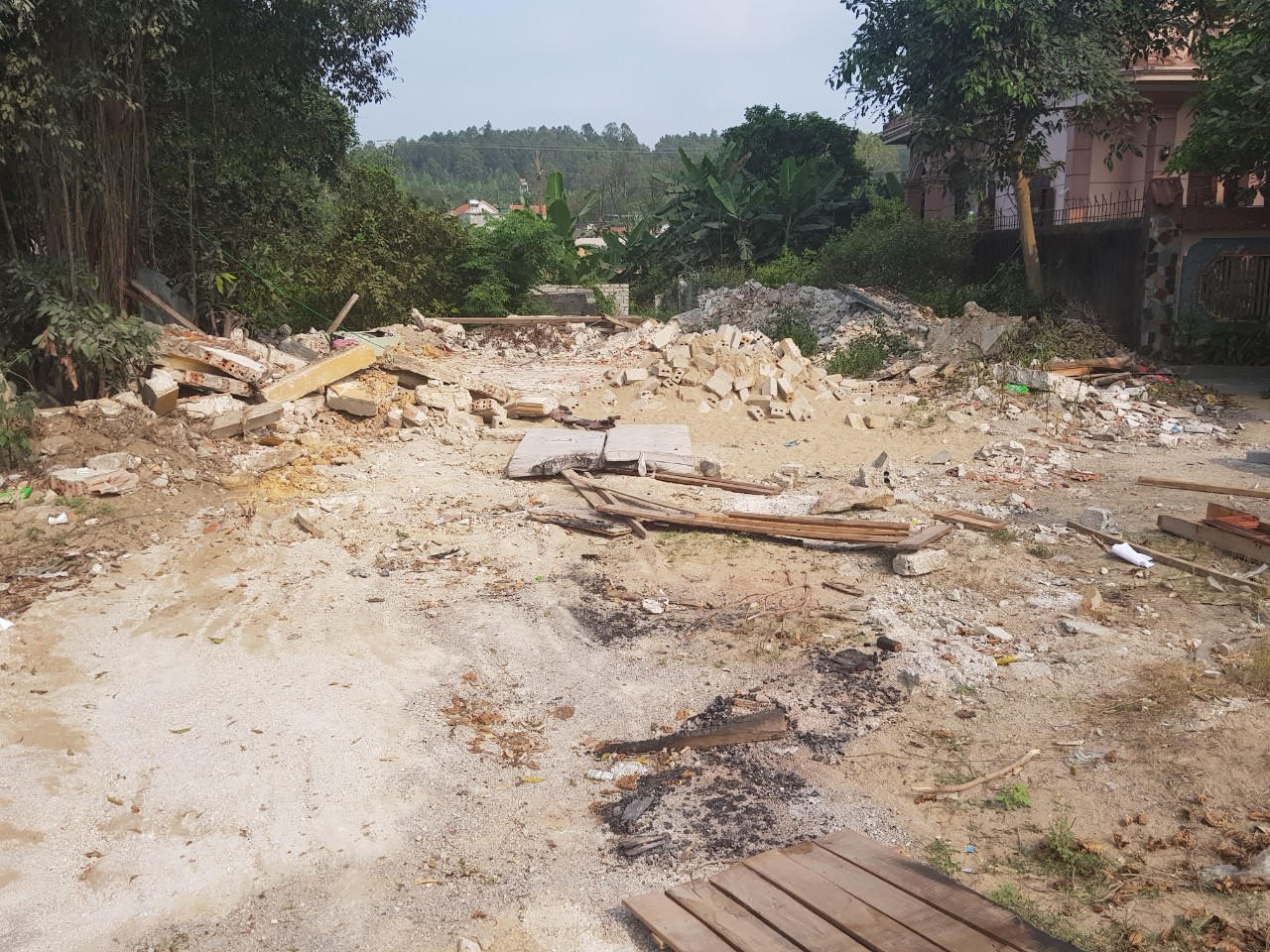 Pháp lý rắc rối vụ ủi sập nhà hàng xóm ở Nghệ An