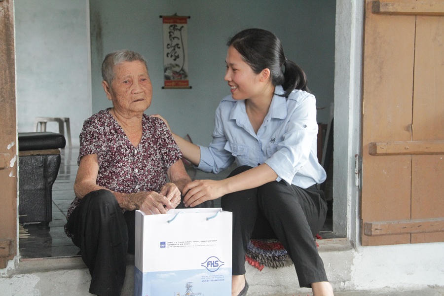 Formosa Hà Tĩnh trao 240 phần quà dịp 27/7