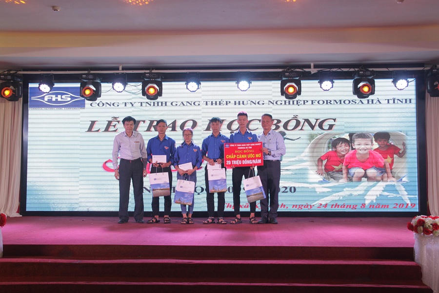 Formosa Hà Tĩnh trao gần 400 suất học bổng đầu năm học