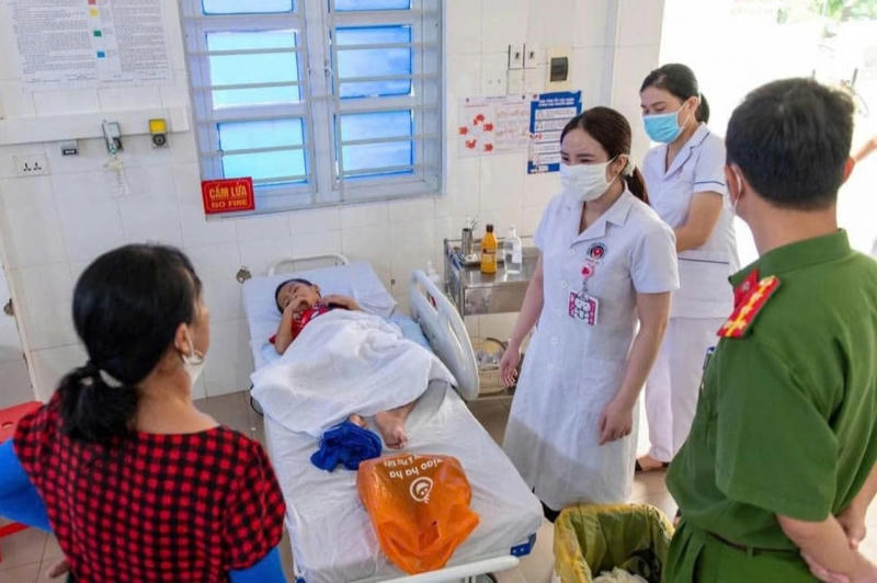 Bé trai bị “bỏ rơi” đến hoại tử xương cụt: Tiếng kêu ám ảnh vị trưởng làng “Ông ơi, cứu cháu với”