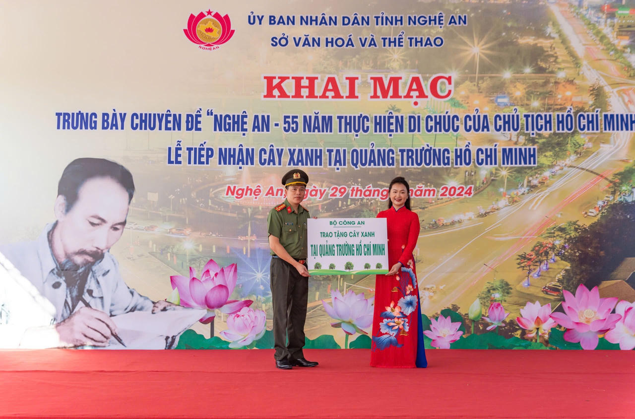 Trưng bày 'Nghệ An - 55 năm thực hiện Di chúc của Chủ tịch Hồ Chí Minh'