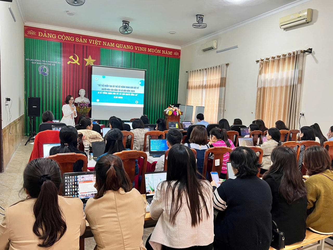 Thuận lợi, khó khăn khi trí tuệ nhân tạo ‘gõ cửa’ công sở Việt