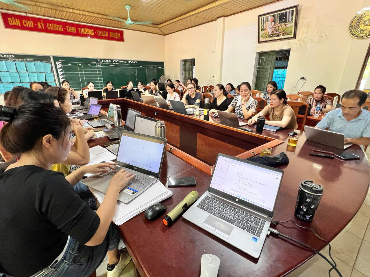 Thuận lợi, khó khăn khi trí tuệ nhân tạo ‘gõ cửa’ công sở Việt