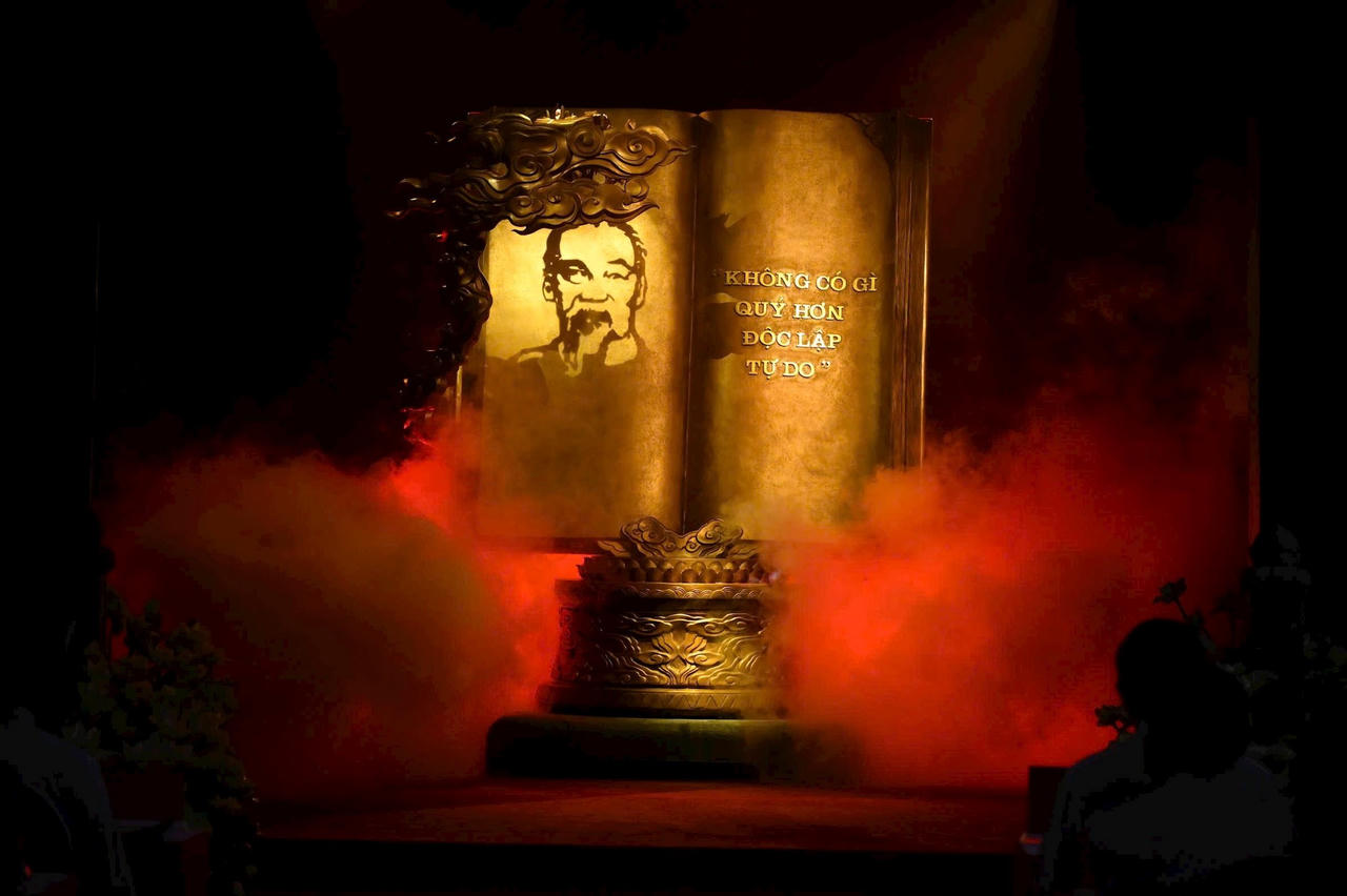 Tổng Bí thư Tô Lâm trao tặng tác phẩm điêu khắc 'Việt Nam - những trang sử vàng'