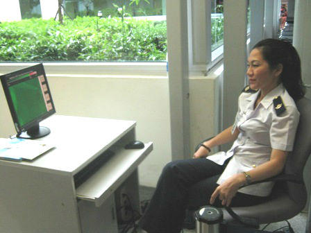 Đo thân nhiệt để ngăn chặn dịch MERS từ người nhập cảnh