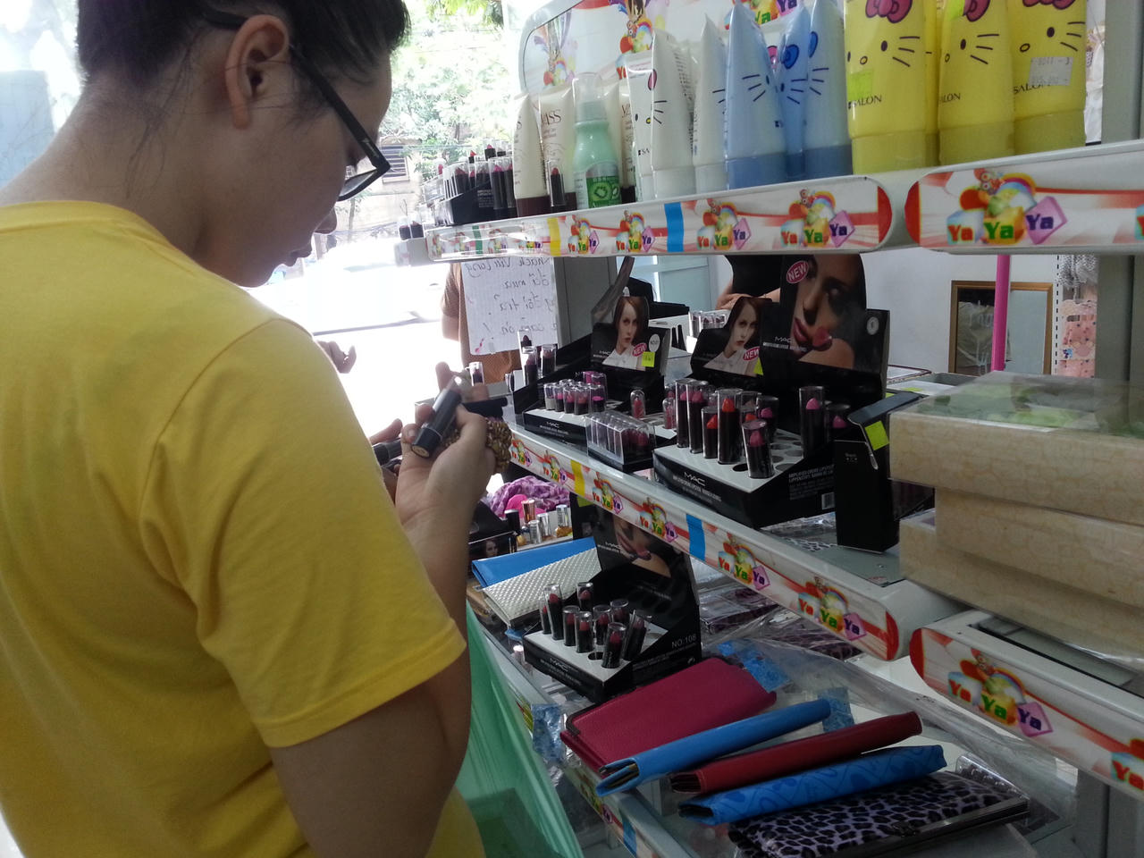 Hiểm họa ung thư từ son môi Trung Quốc giá rẻ