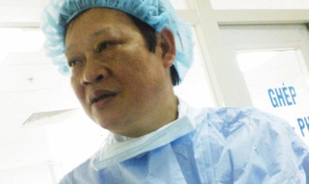 Thứ trưởng Bộ Y tế thăm bệnh nhân cấy tim nhân tạo đầu tiên