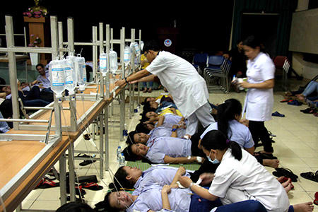 Ngộ độc thực phẩm, gần 200 công nhân nhập viện 