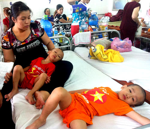 Hai cặp anh em bị viêm màng não nghi do virus