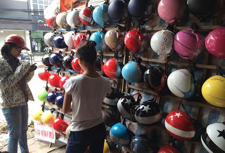 Độc chiêu nâng cấp mũ bảo hiểm rởm để tránh bị “tuýt còi“